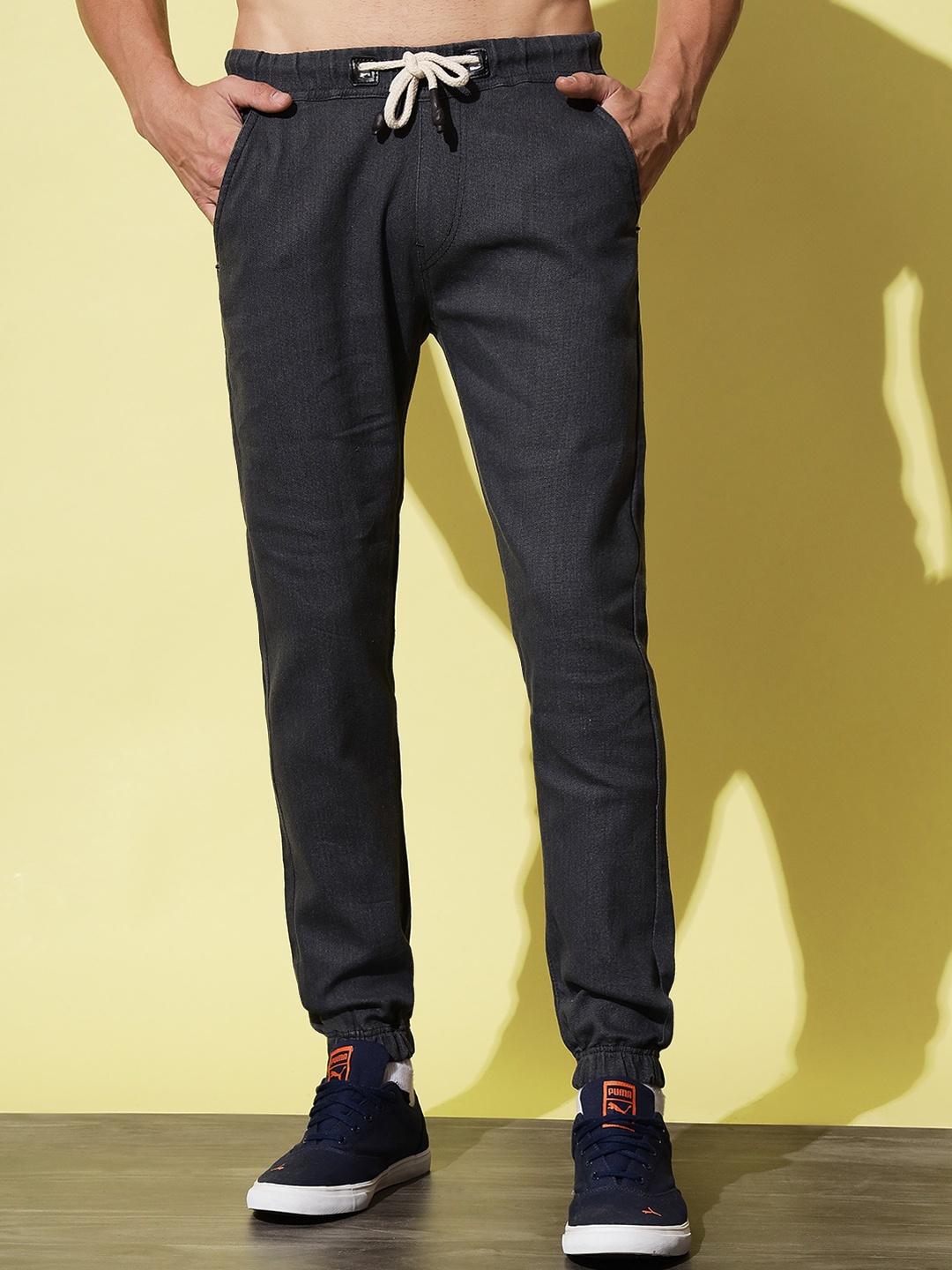 

UNITED DENIM Men Mid-Rise Stretchable Denim Jogger, Grey