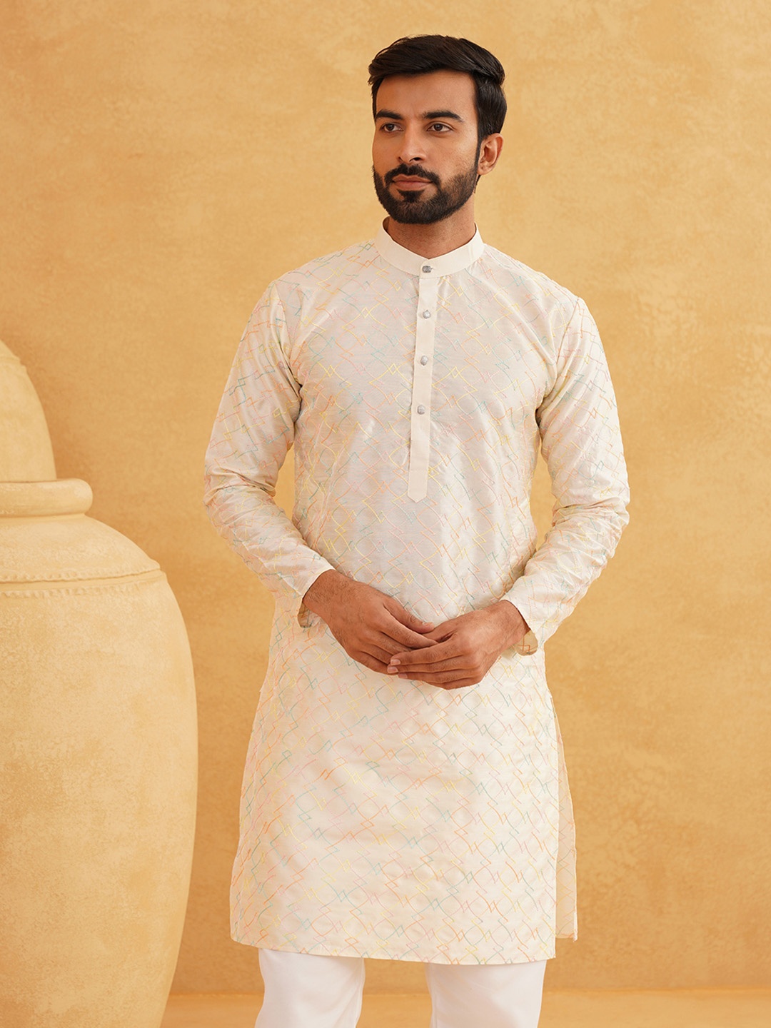 

SOJANYA Men Geometric Embroidered Kantha Work Silk Cotton Kurta, Cream