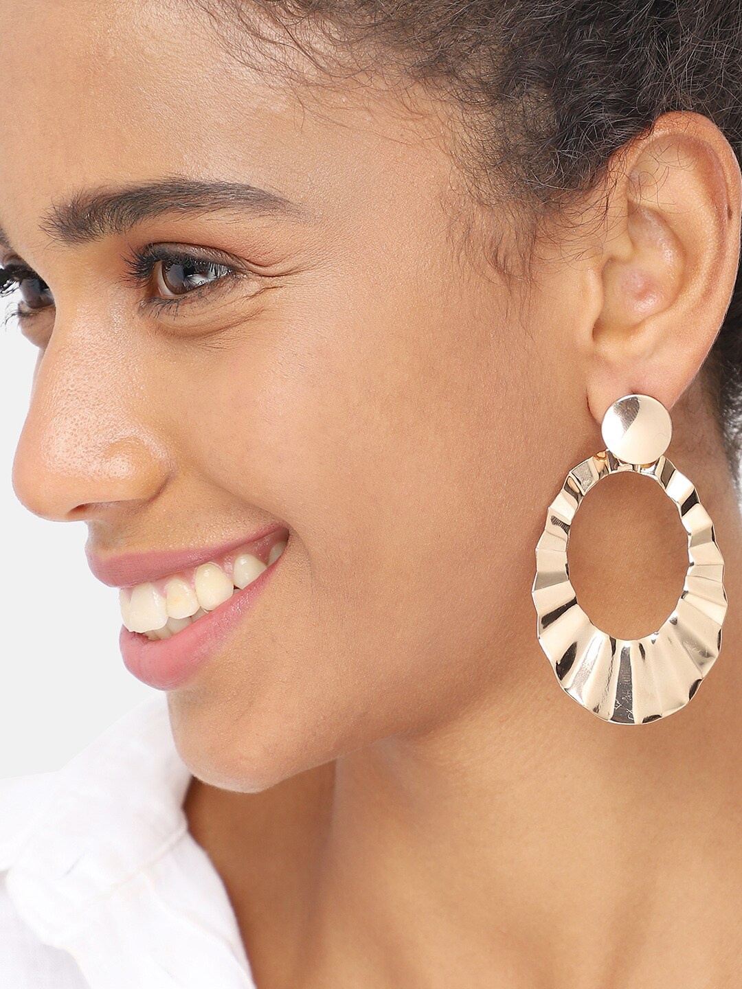 

SOHI Gold-Plated Contemporary Drop Earrings