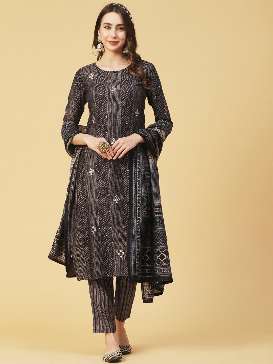 

FASHOR Charcoal Bandhani Foil Printed Kurta With Trousers & Dupatta