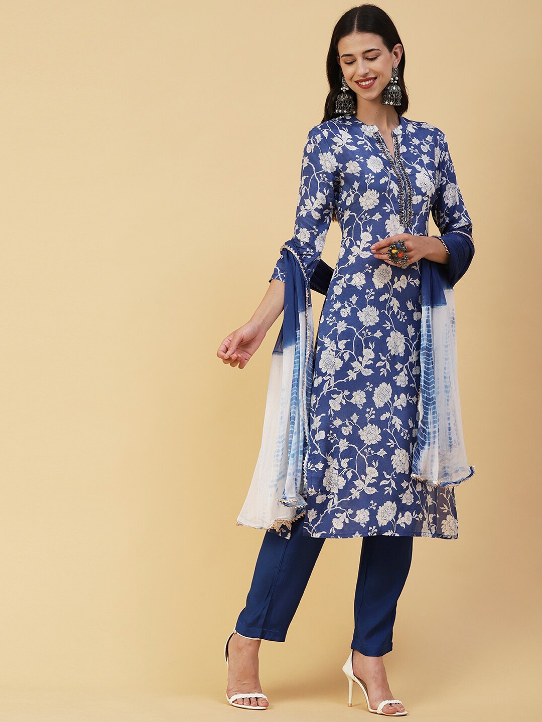 

FASHOR Navy Blue & White Floral Printed Thread Work Kurta With Trousers & Dupatta