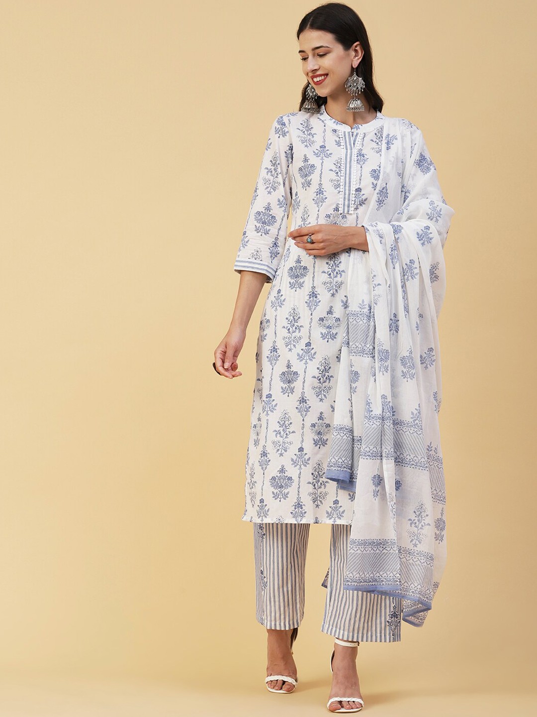 

FASHOR White & Blue Floral Printed Pure Cotton Kurta with Palazzos & Dupatta