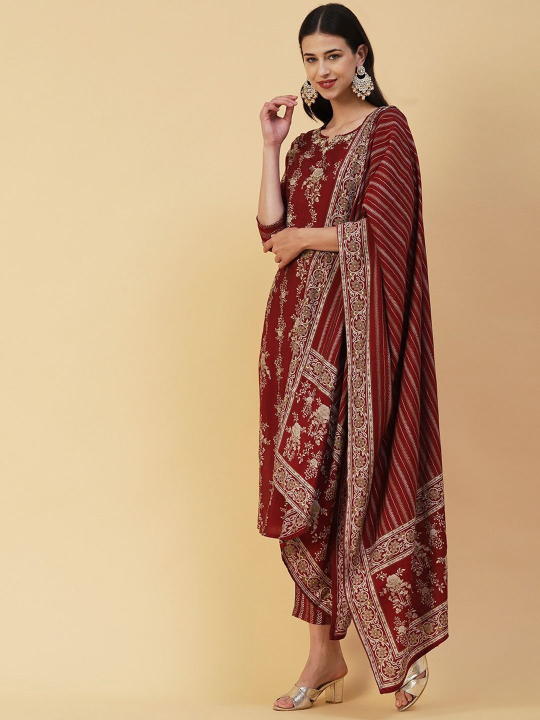 

FASHOR Maroon Floral Printed Notched Neck Beads & Stones Kurta With Trousers & Dupatta