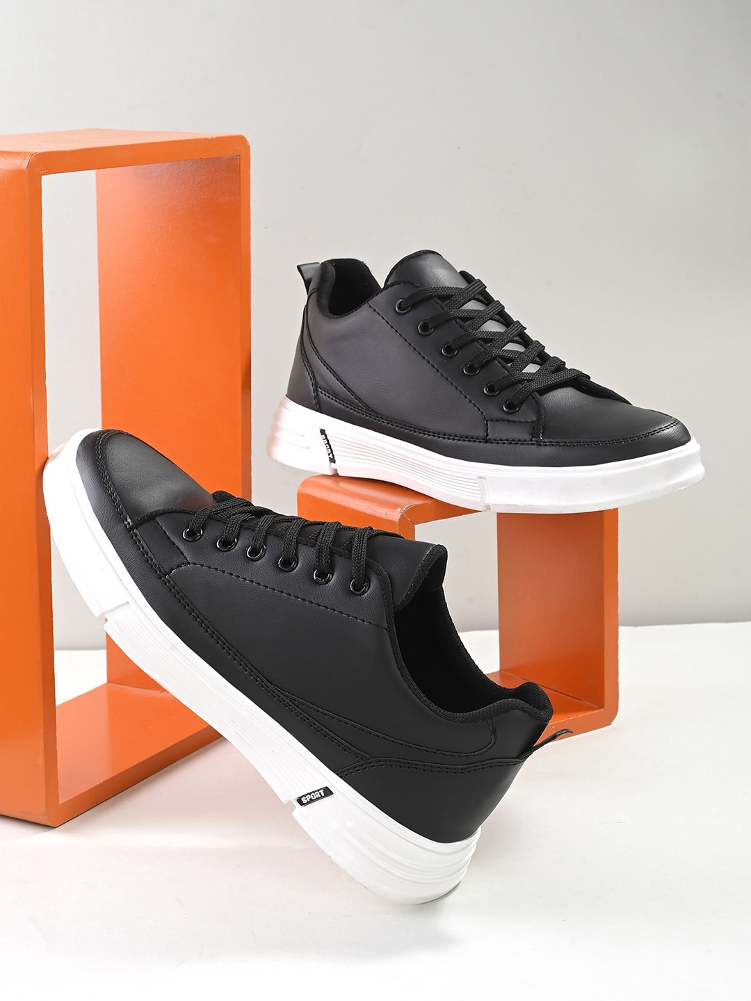 

HERE&NOW Men Black & White Comfort Insole & Contrast Sole Sneakers
