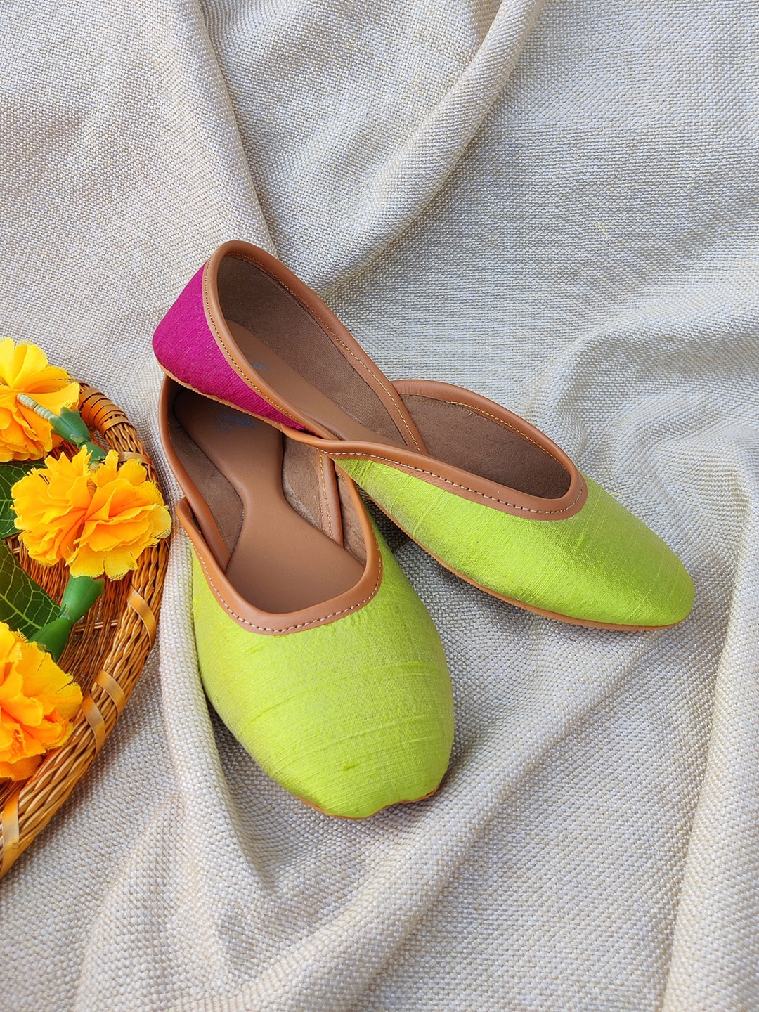 

THE MADRAS TRUNK Women Colourblocked Ethnic Leather Mojaris, Green
