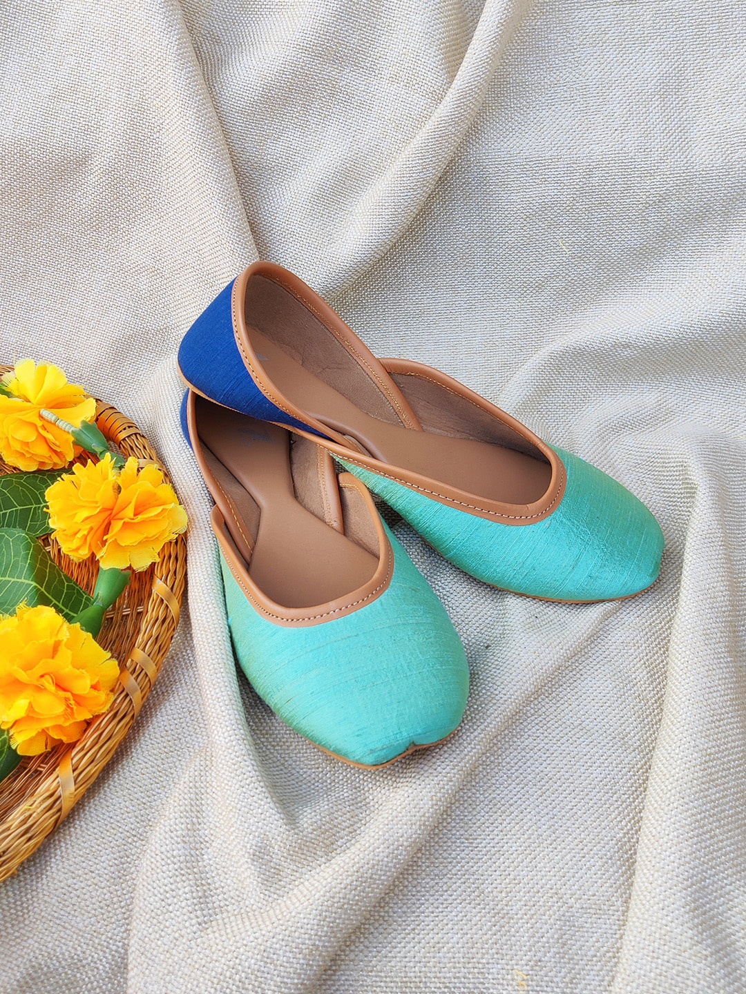 

THE MADRAS TRUNK Women Colourblocked Leather Mojaris, Blue