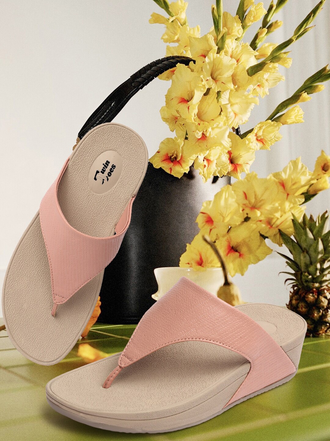 

TWIN TOES Women Textured Open Toe Flats, Pink