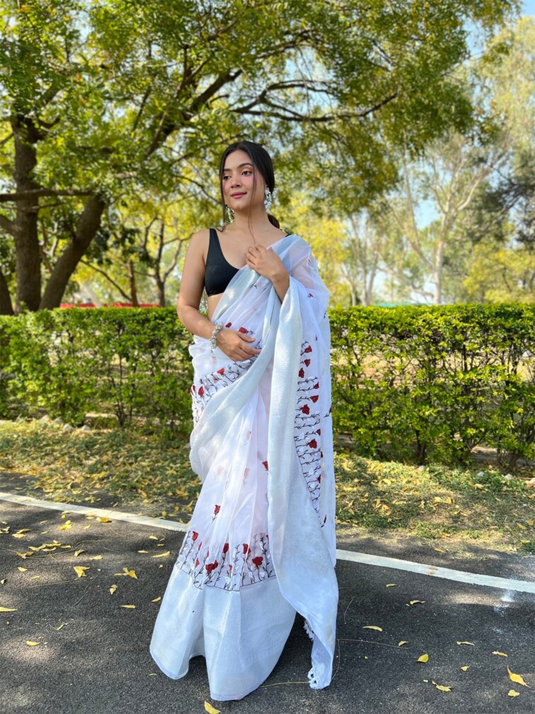 

Exclusiva Floral Embroidered Organza Saree, White
