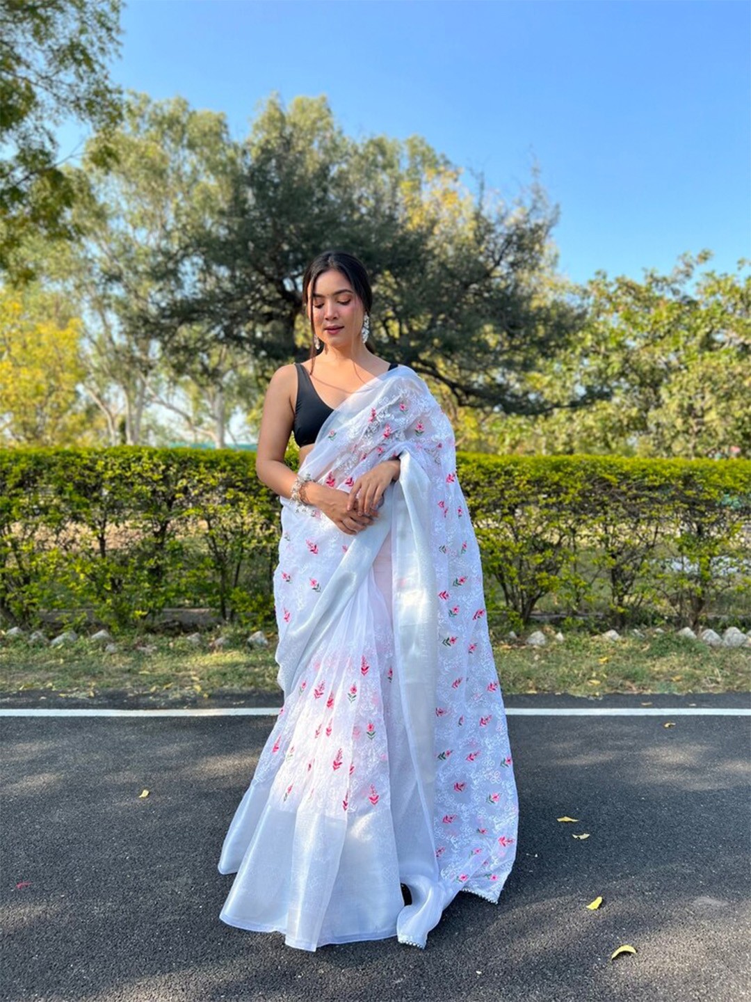 

Exclusiva Floral Embroidered Organza Saree, White