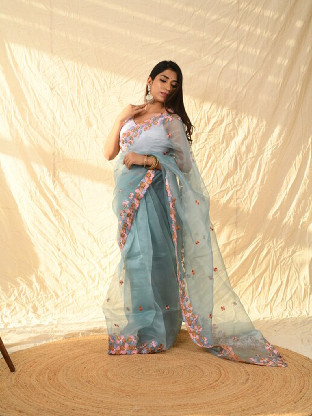 

Exclusiva Grey & Pink Embellished Embroidered Organza Saree