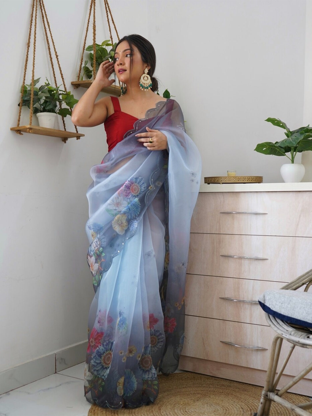 

Exclusiva Floral Printed Sequinned Organza Saree, Grey