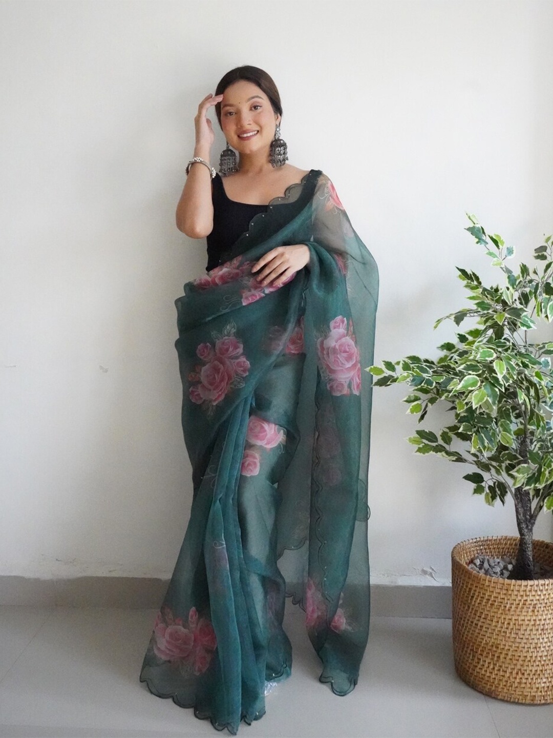 

Exclusiva Floral Printed Sequinned Organza Saree, Green