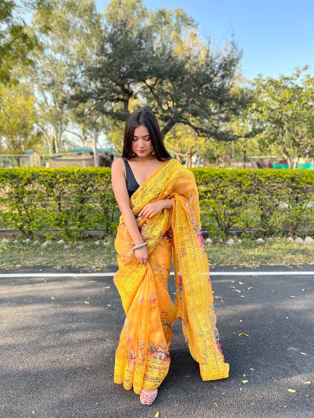 

Exclusiva Floral Printed Embroidered Organza Saree, Yellow