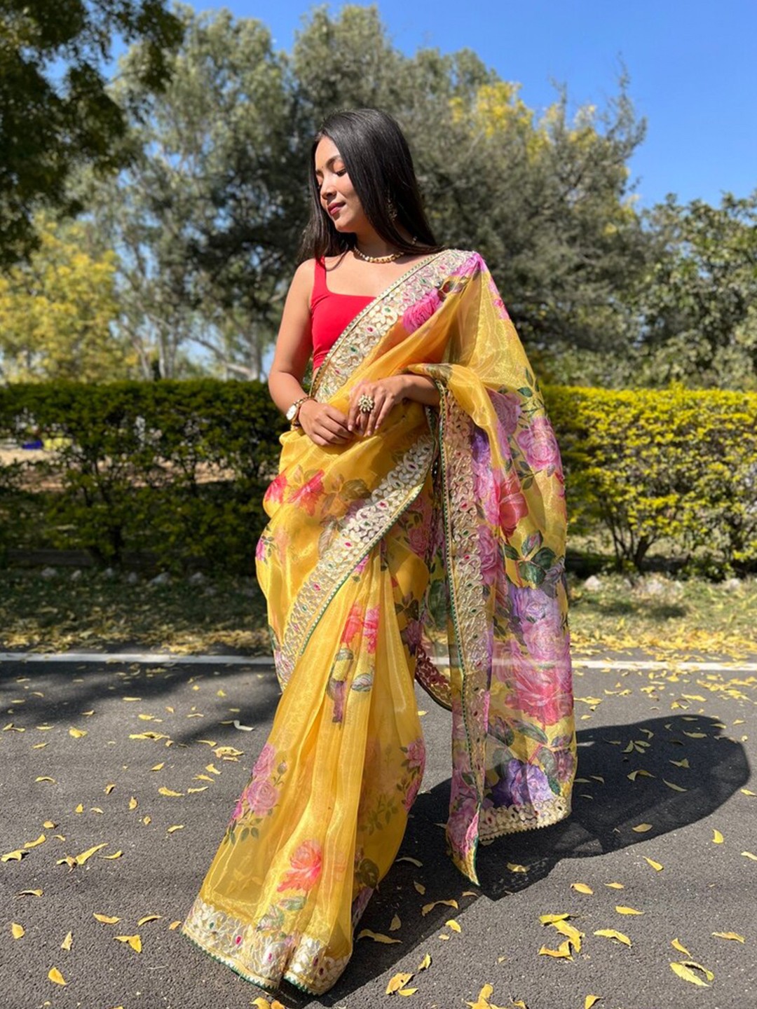 

Exclusiva Floral Printed Embroidered Saree, Yellow