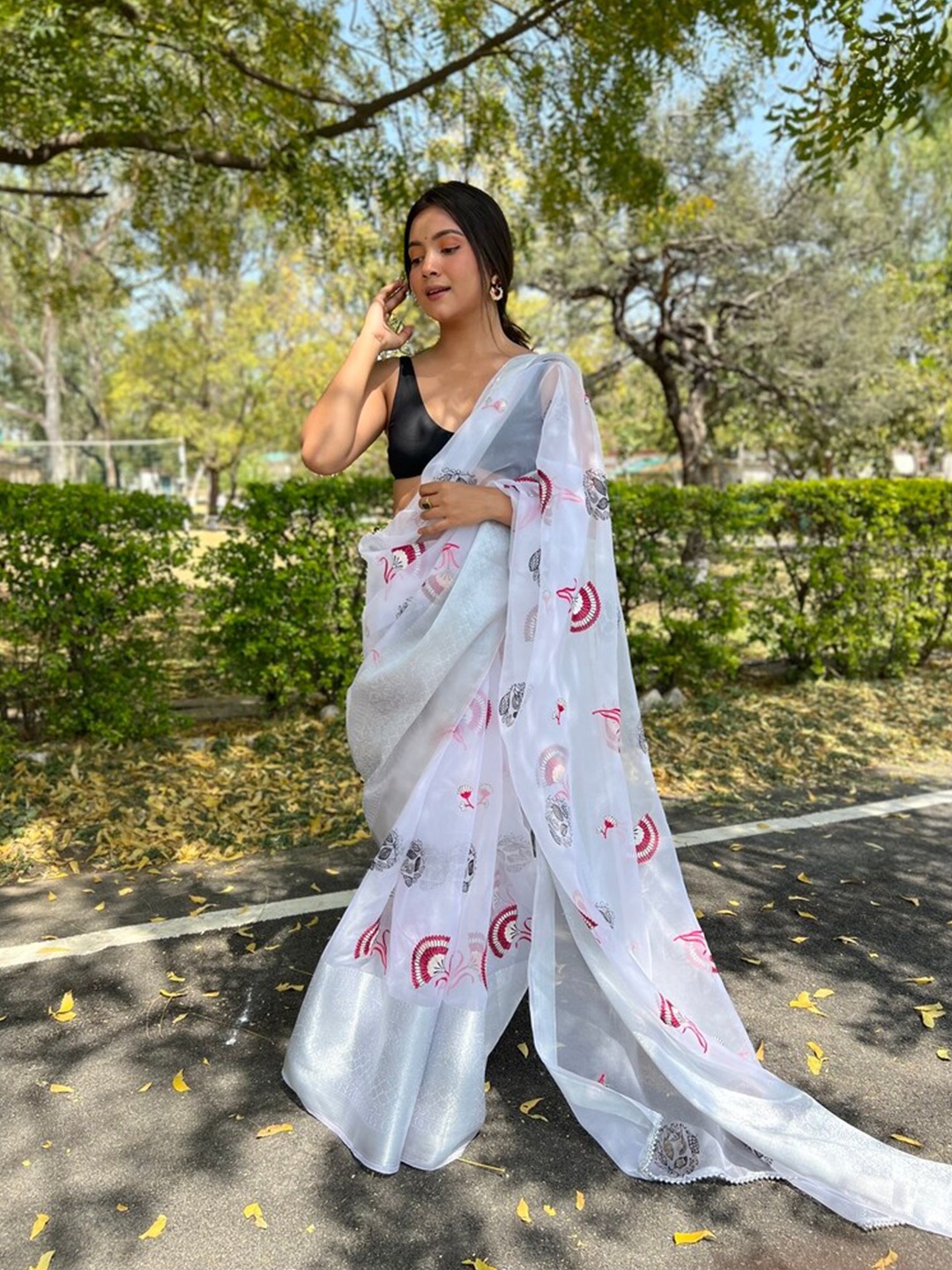 

Exclusiva Ethnic Motifs Zari Organza Saree, White