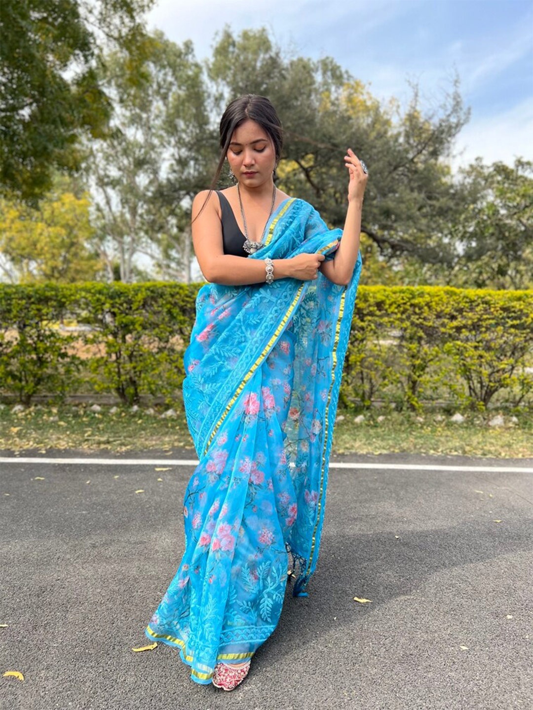 

Exclusiva Floral Printed Embroidered Zari Organza Saree, Blue