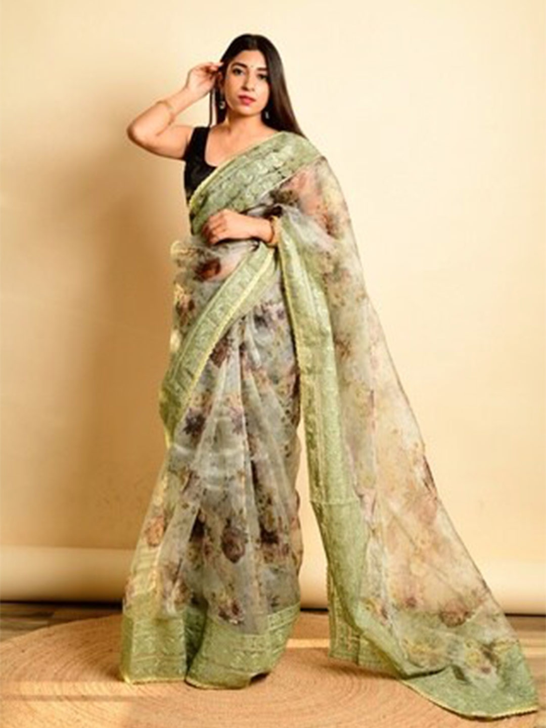 

Exclusiva Floral Printed Sequinned Organza Saree, Green