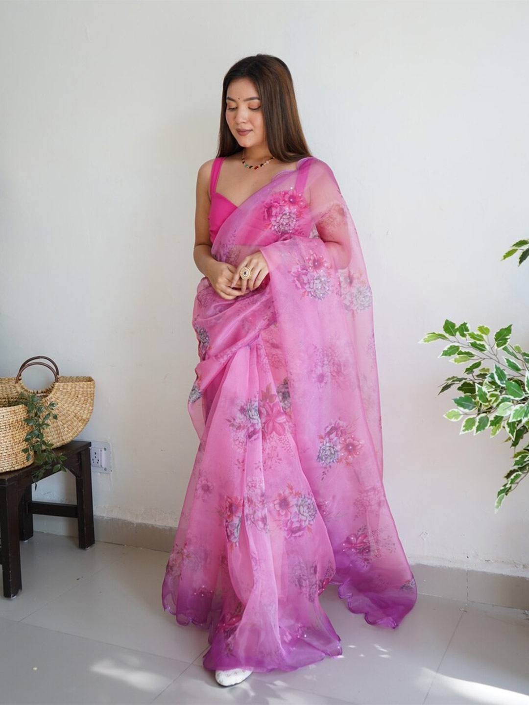 

Exclusiva Floral Sequinned Organza Saree, Pink