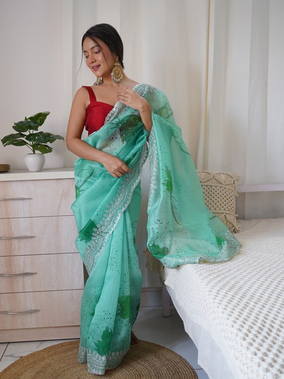 

Exclusiva Embellished Sequinned Organza Saree, Green