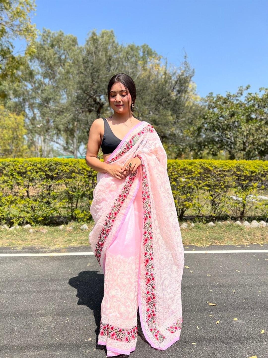 

Exclusiva Embellished Embroidered Organza Saree, Pink