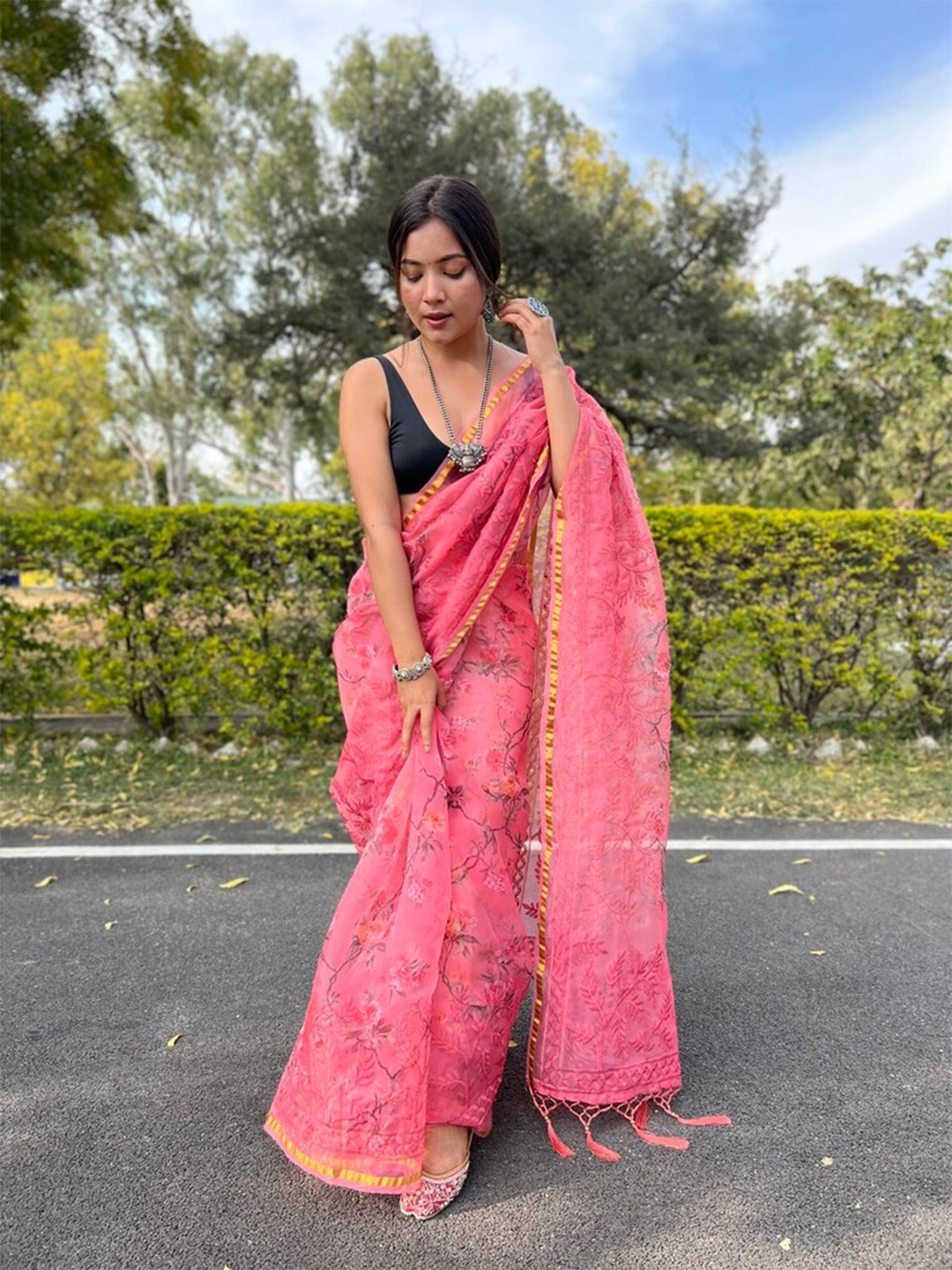 

Exclusiva Floral Printed Embroidered Organza Saree, Pink