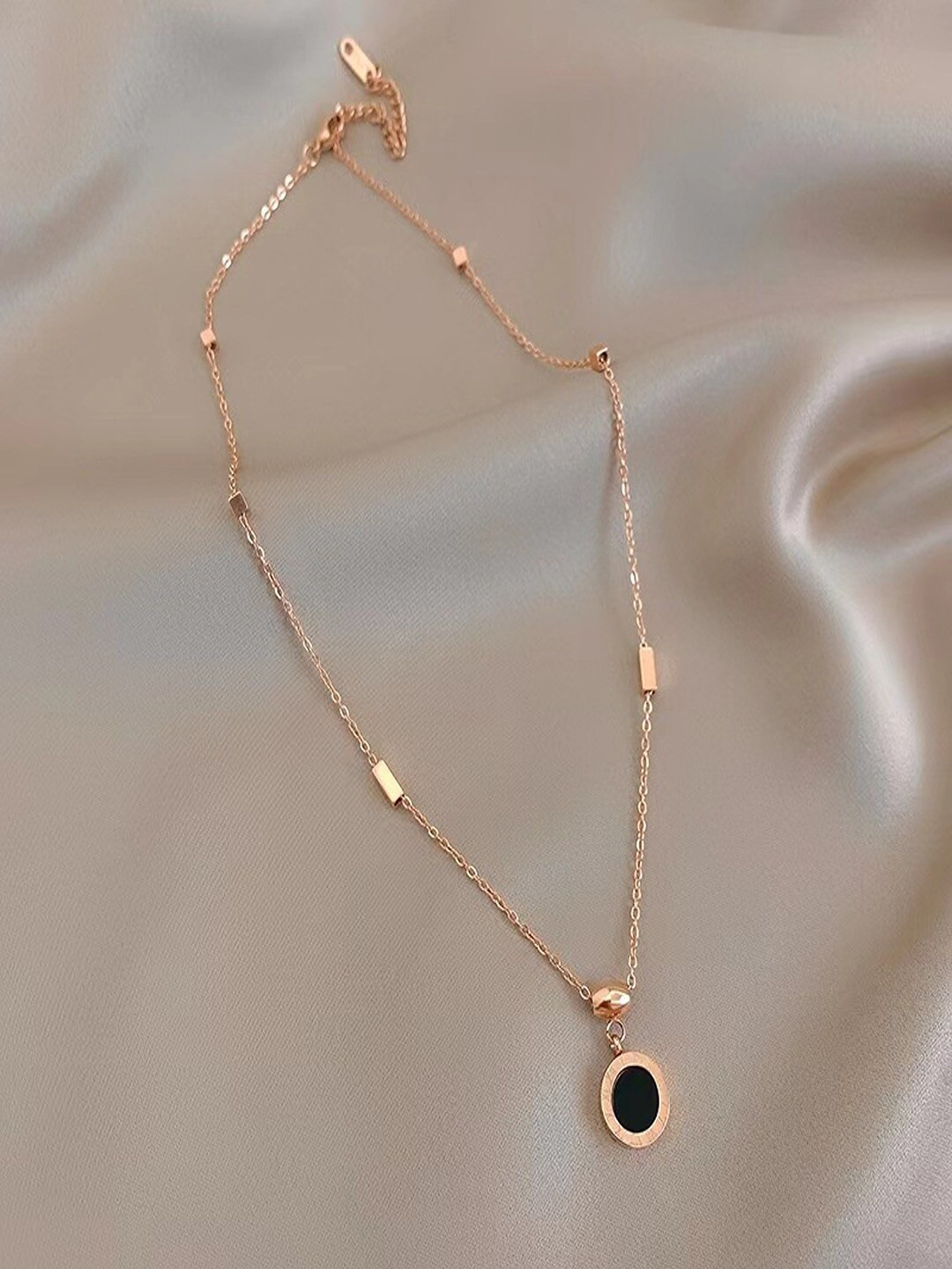 

UNIVERSITY TRENDZ Gold-Plated Pendant With Chain