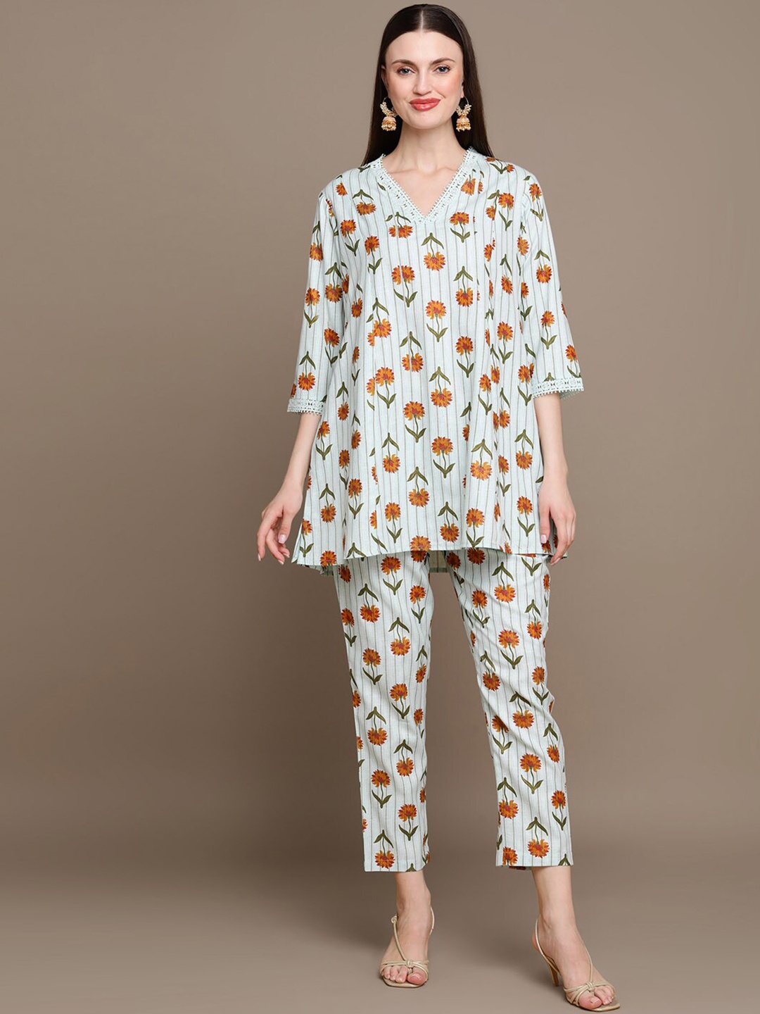 

MALHAAR Floral Printed Regular Kurti With Trousers, White