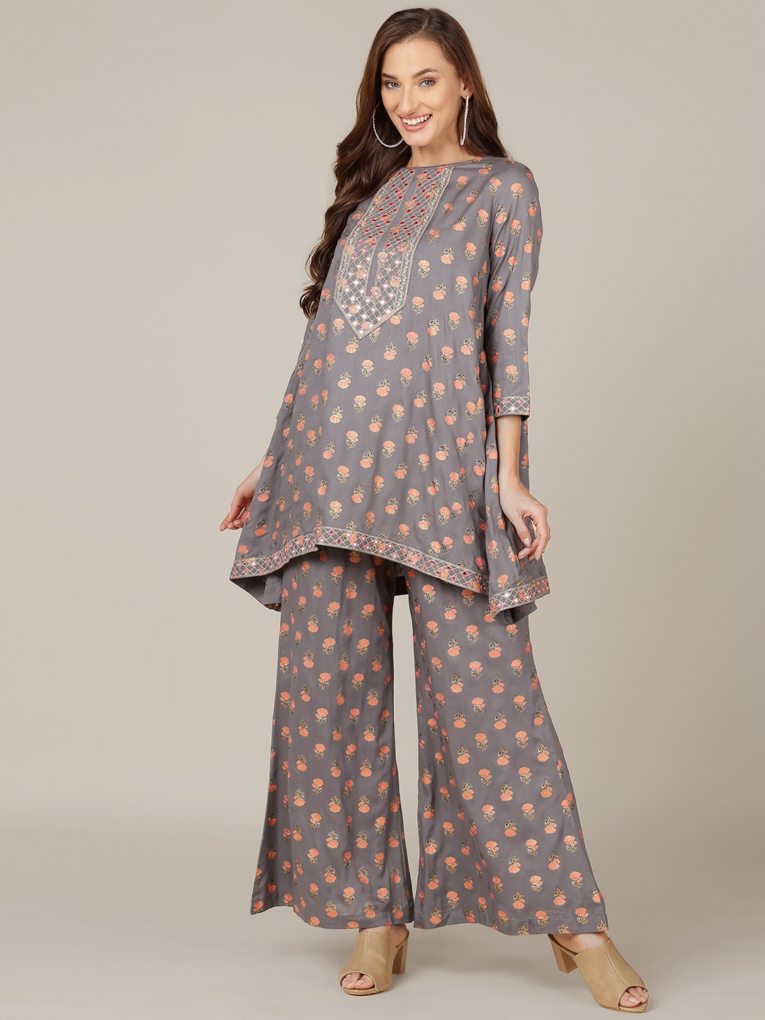 

MALHAAR Floral Printed Embroidered Mirror Work Regular Kurti With Palazzos, Grey