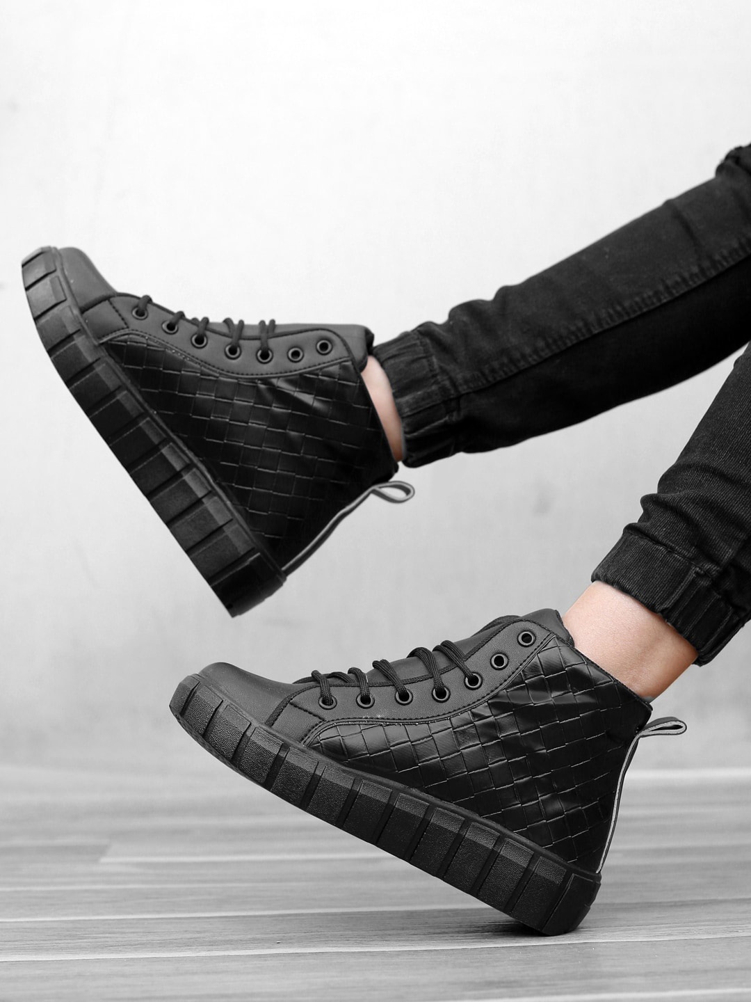 

mr.wonker Women Textured Mid -Top Comfort Insole Basics Sneakers, Black