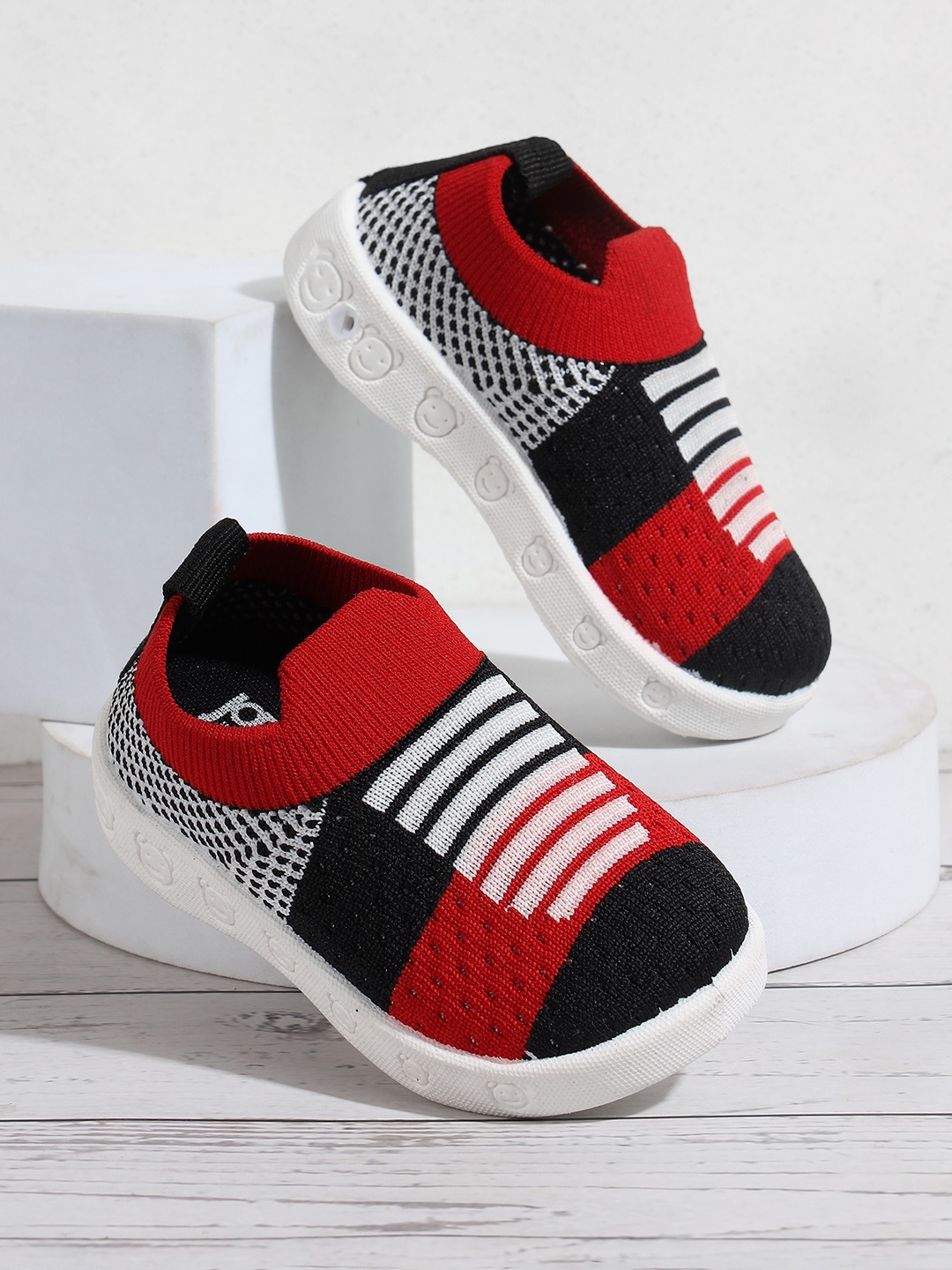 

Jazzy Juniors Infant Kids Colourblocked Padded Insole Contrast Sole Mesh Slip-On Sneakers, Black
