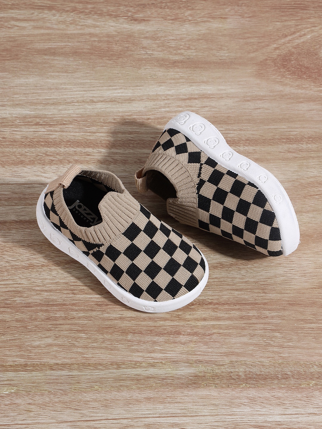

Jazzy Juniors Infant Kids Printed Padded Insole Contrast Sole Mesh Slip-On Sneakers, Beige