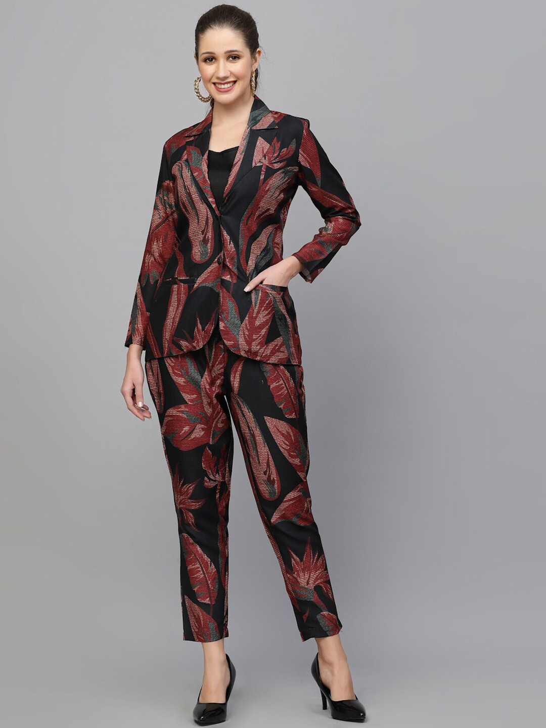 

Get Glamr Abstract Printed Top & Trousers With Blazers, Black