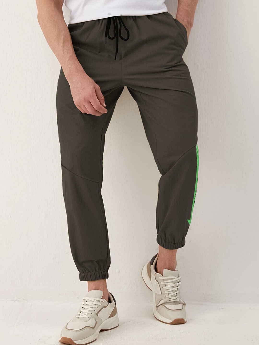 

JUMPCUTS Men Slim-Fit Mid-Rise Cotton Breathable Fabric Jogger, Olive