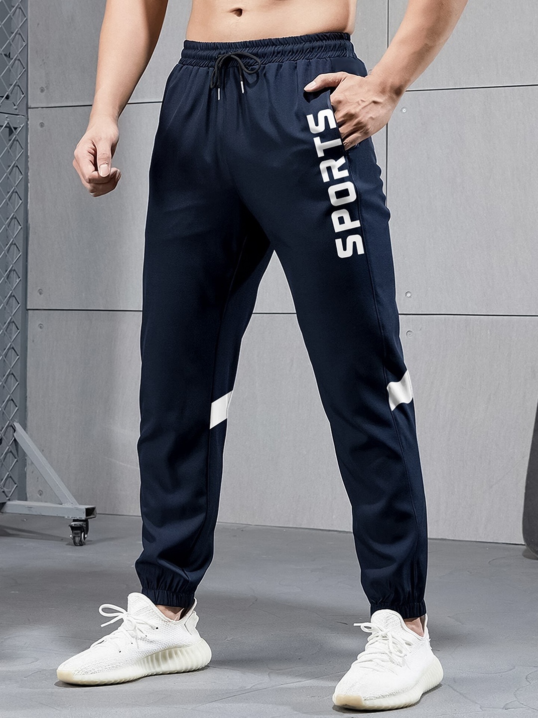 

JUMPCUTS Men Typography Printed Slim-Fit Joggers, Navy blue