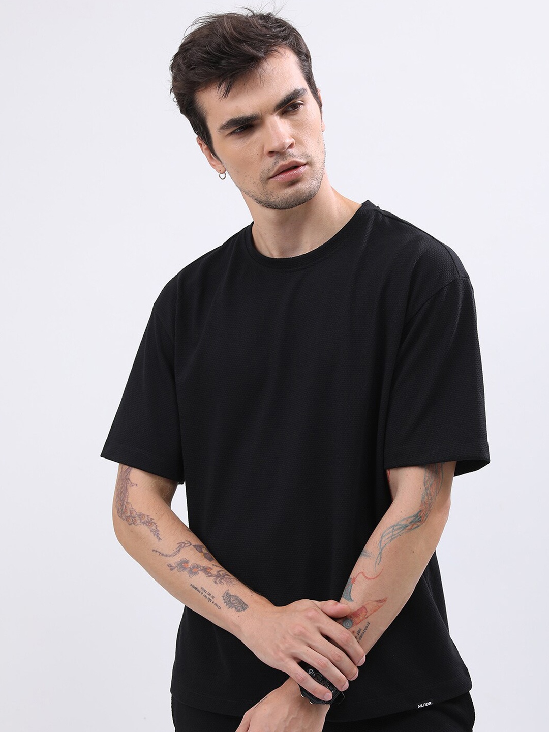 

HIGHLANDER Popcorn Structured Drop Shoulder Sleeves Oversized T-Shirt, Black