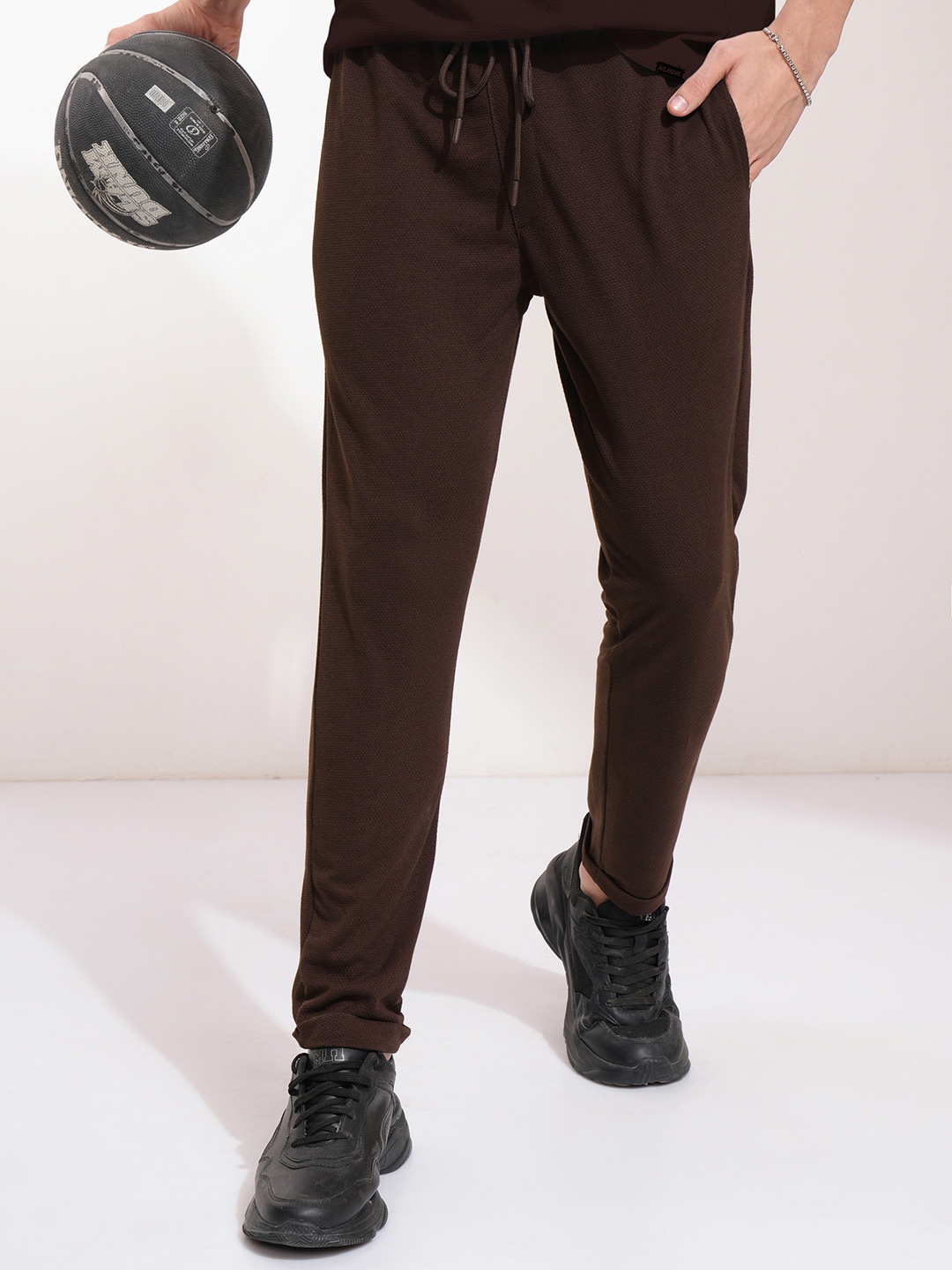 

HIGHLANDER Men Popcorn Structured Slim Fit Trousers, Coffee brown