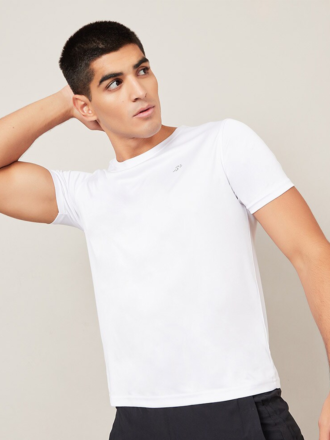 

Styli Men White Solid Regular Fit T-shirt