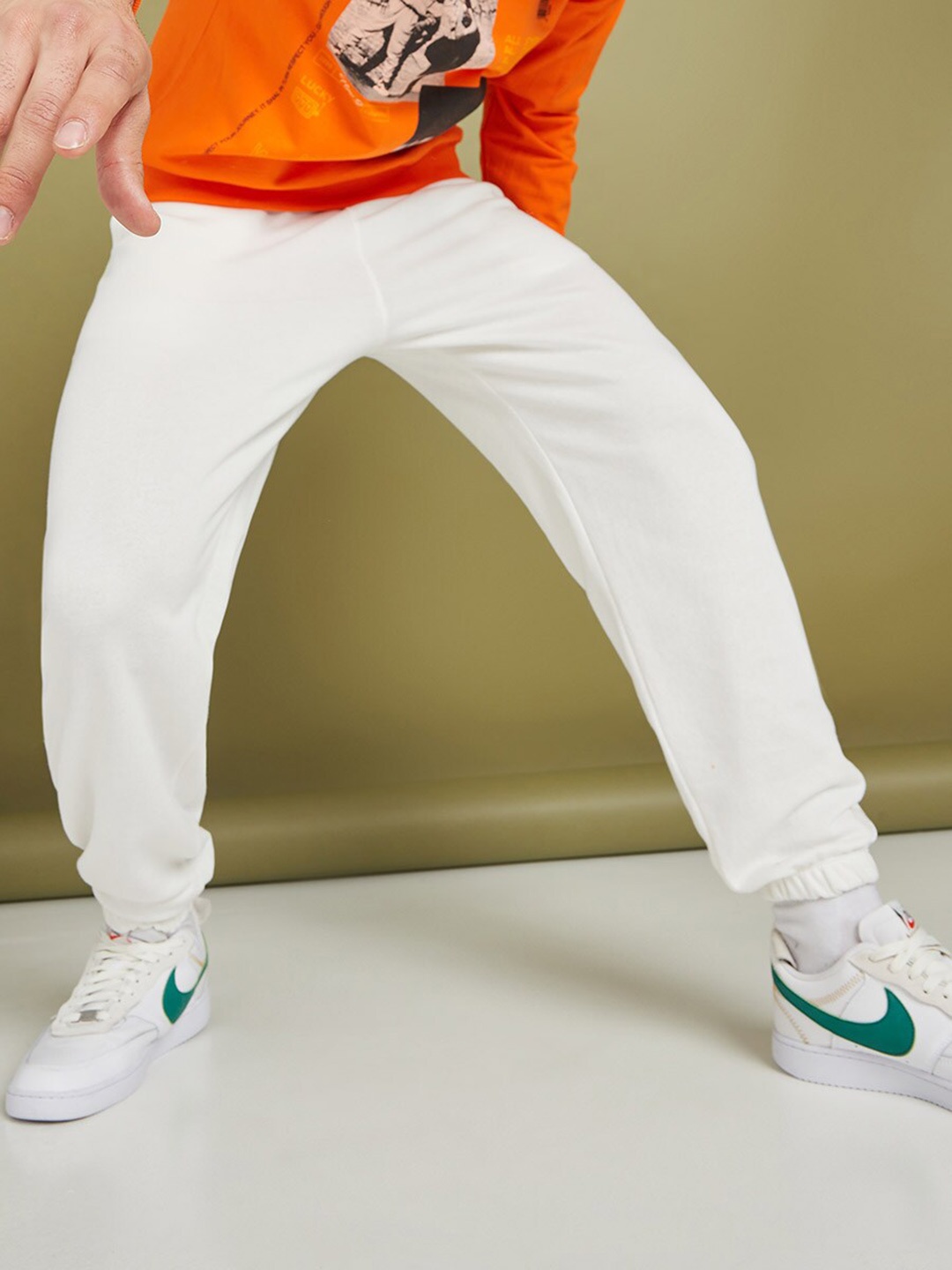 

Styli Men Solid Oversized Fit Elastic Cuff Joggers, Cream