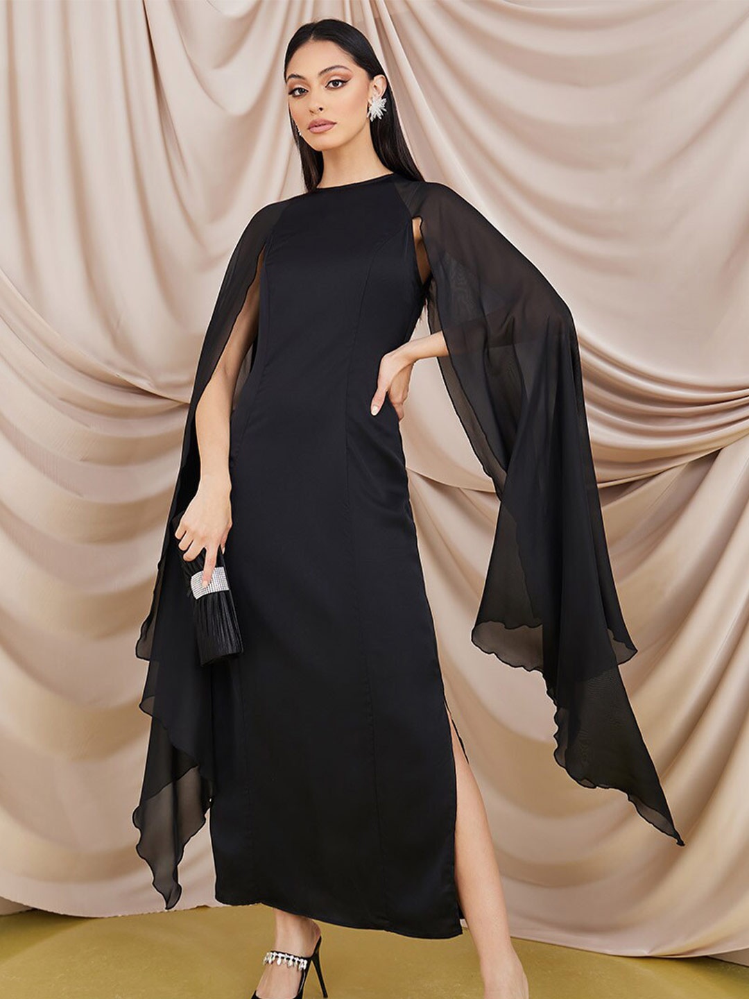 

Styli Black Round Neck Slit Sleeve Maxi Dress