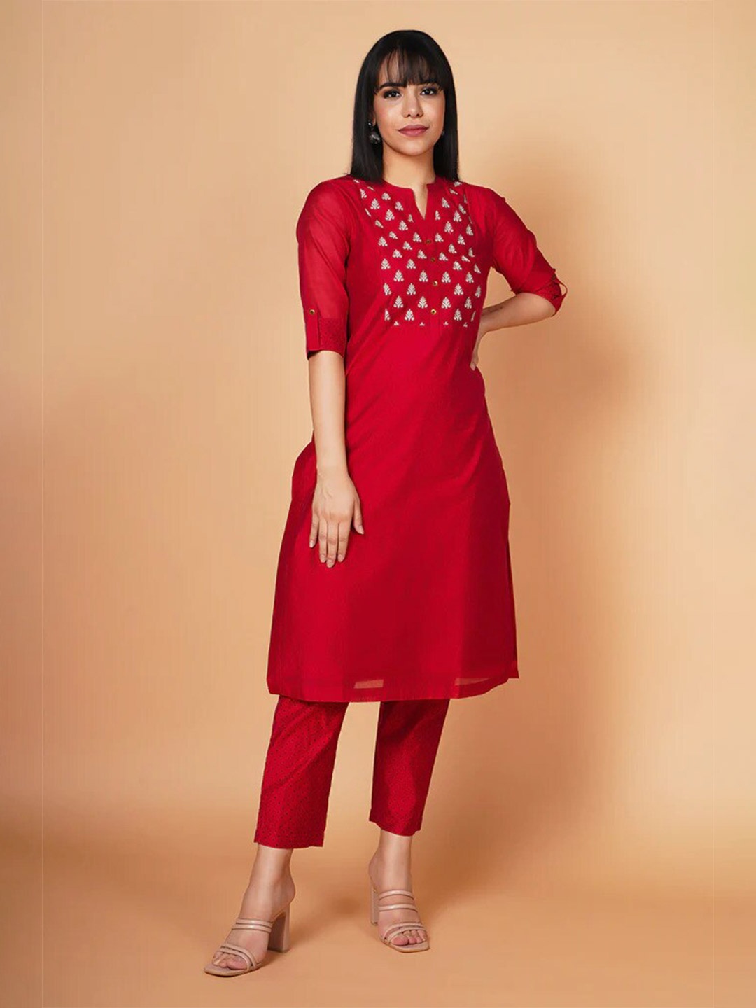 

BARARA ETHNIC Ethnic Embroidered Mandarin Collar Roll-Up Sleeves Kurta with Trousers, Red