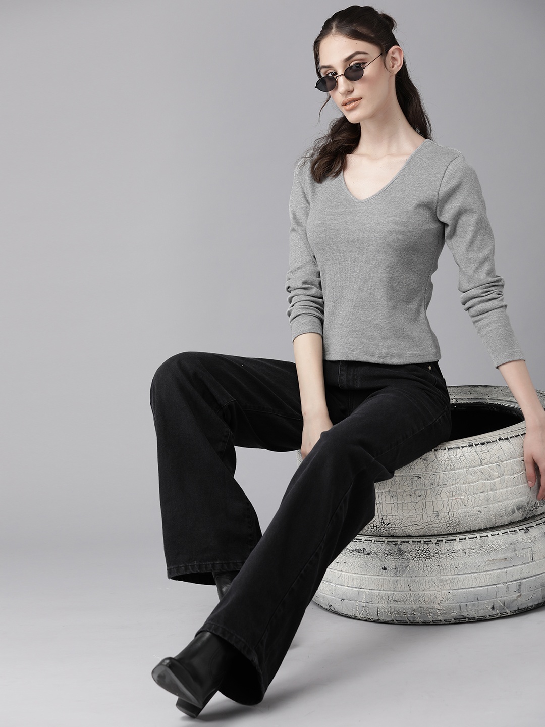 

Roadster Solid V-Neck Regular Top, Grey melange