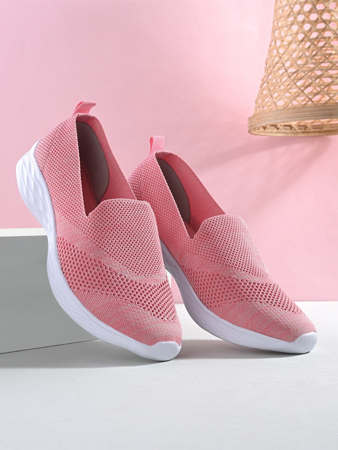 

HRX by Hrithik Roshan Women Pink Flyknit Textile Marking Walking Shoes