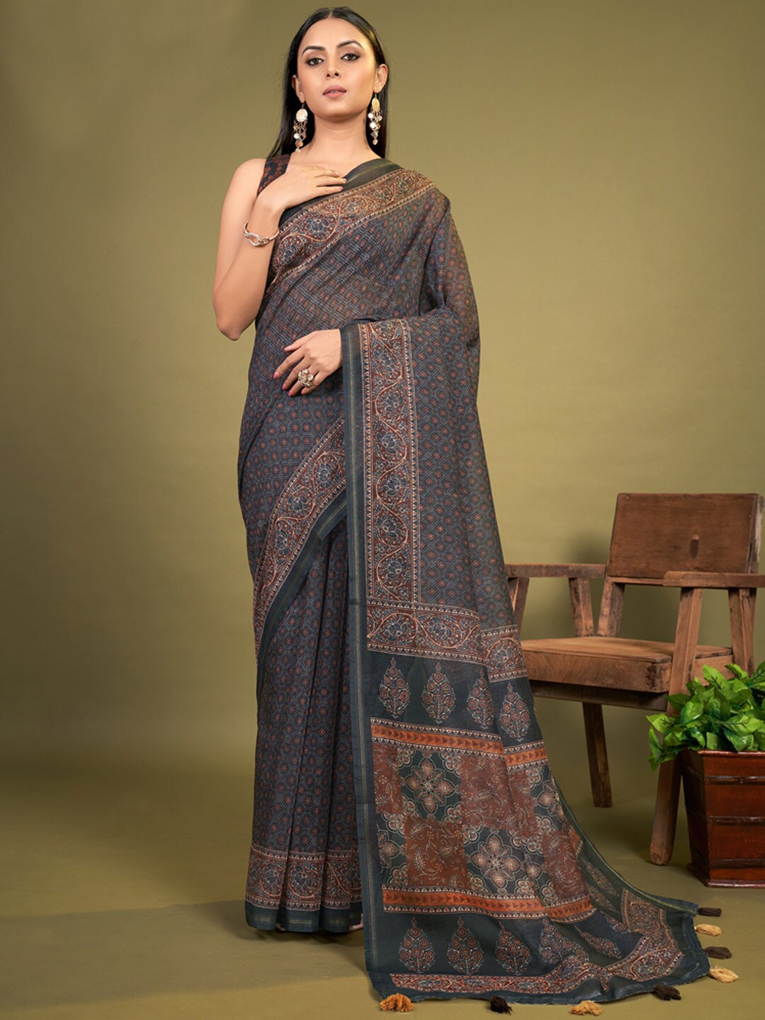 

KARAGIRI Ethnic Motifs Printed Patola Saree, Grey