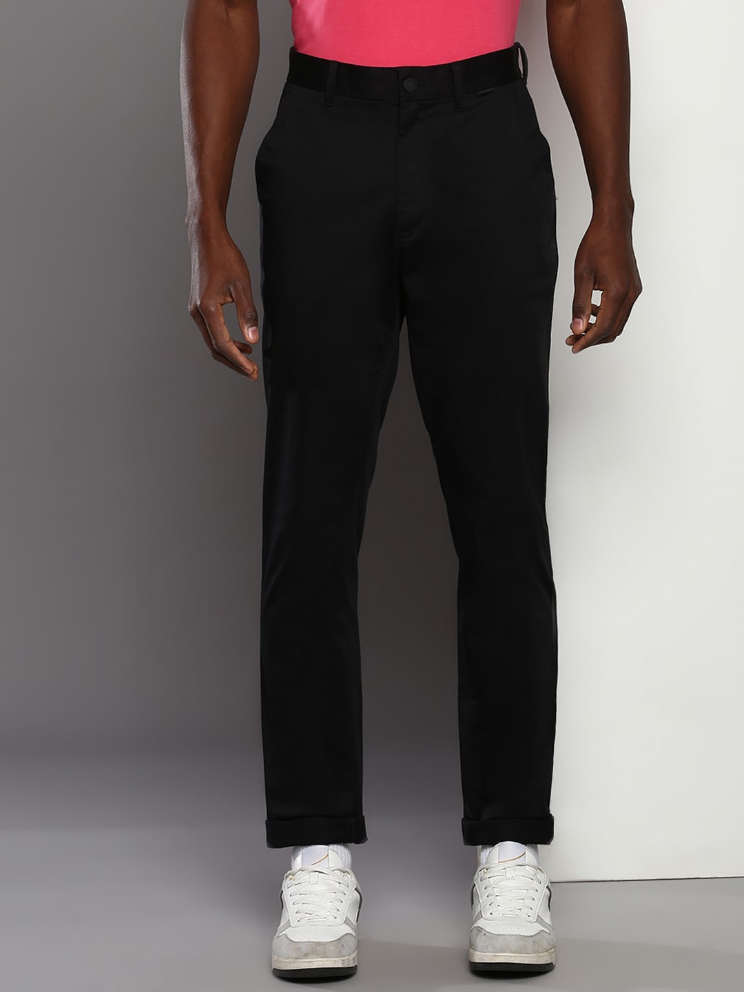 

Calvin Klein Jeans Men Slim Fit Mid-Rise Trousers, Black