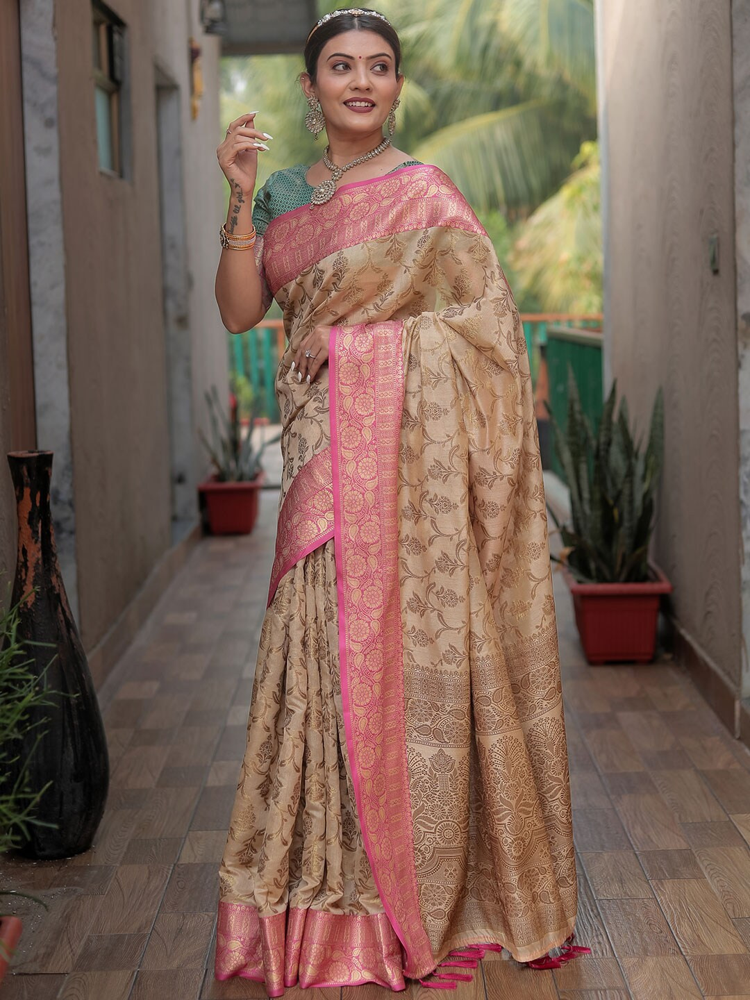 

KARAGIRI Floral Woven Design Zari Banarasi Saree, Beige