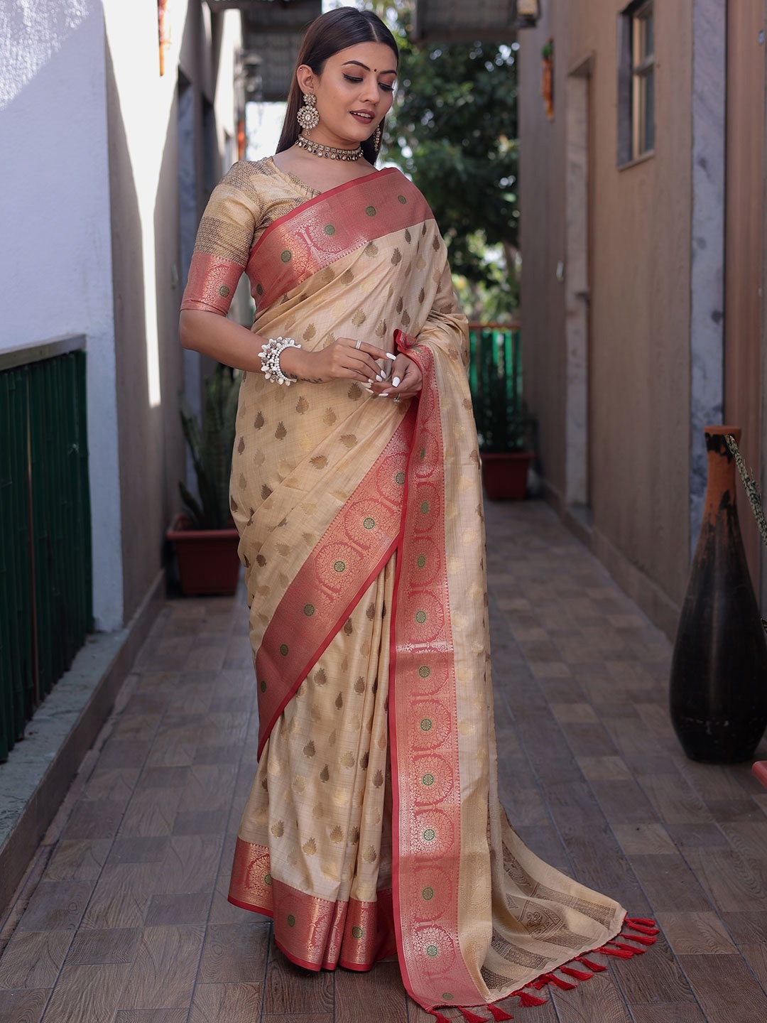 

KARAGIRI Woven Design Zari Banarasi Saree, Beige