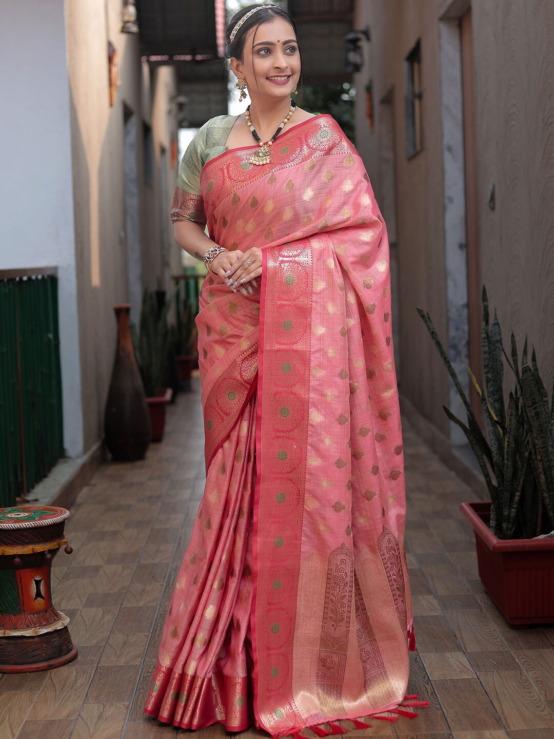 

KARAGIRI Woven Design Zari Banarasi Saree, Pink
