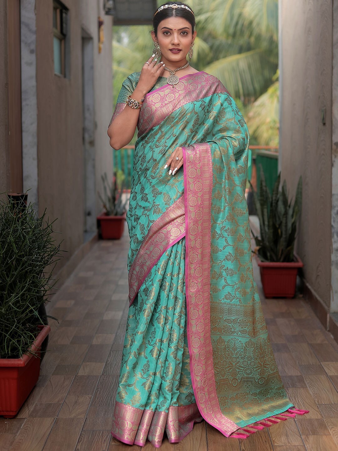 

KARAGIRI Green & Pink Woven Design Zari Banarasi Saree