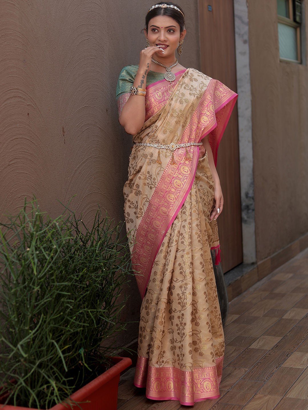 

KARAGIRI Floral Woven Design Zari Silk Blend Banarasi Saree, Beige