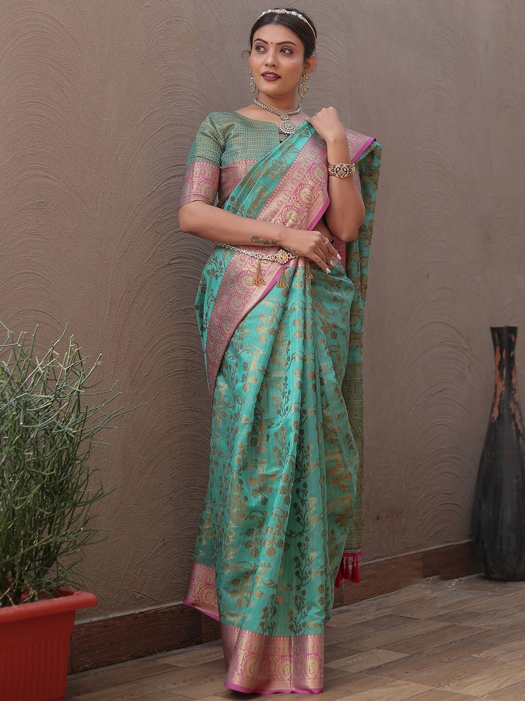

KARAGIRI Floral Woven Design Zari Silk Blend Banarasi Saree, Green